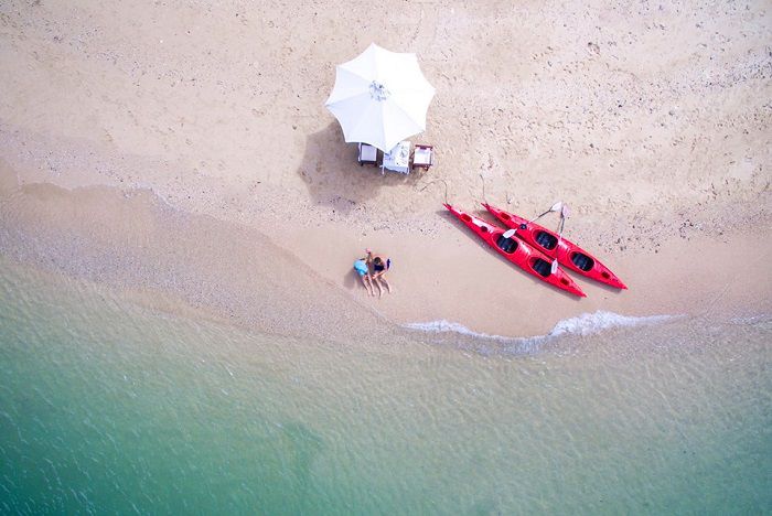 agence-voyage-locale-francophone-hanoi-plage dans la baie d'Halong