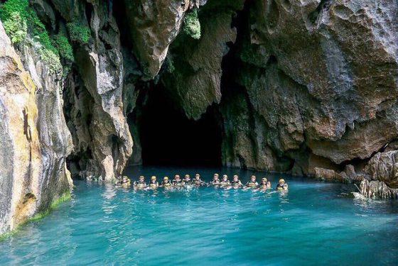 natation dans une grotte du parc national de Phong Nha Ke Bang