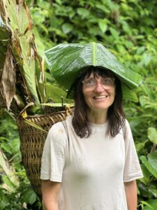 Cueillette des plantes médicinales dans la forêt Sapa